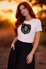 Lade das Bild in den Galerie-Viewer, Harlekin Heart Skull – Duality Edition - Premium Unisex Shirt mit Statement Print & Sleeve Branding