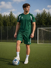 Lade das Bild in den Galerie-Viewer, HUMMEL CORE SET – SHIRT, SHORT & BALL verschiedene Farben