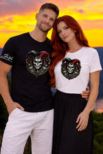 Lade das Bild in den Galerie-Viewer, Harlekin Heart Skull – Duality Edition - Premium Unisex Shirt mit Statement Print & Sleeve Branding