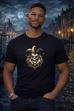 Lade das Bild in den Galerie-Viewer, Harlekin Skull – Chaos Edition - Premium Unisex Shirt mit Statement Print & Sleeve Branding