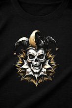 Lade das Bild in den Galerie-Viewer, Harlekin Skull – Chaos Edition - Premium Unisex Shirt mit Statement Print & Sleeve Branding