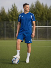 Lade das Bild in den Galerie-Viewer, HUMMEL CORE SET – SHIRT, SHORT &amp; BALL verschiedene Farben
