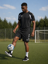 Lade das Bild in den Galerie-Viewer, HUMMEL CORE SET – SHIRT, SHORT &amp; BALL verschiedene Farben
