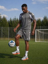 Lade das Bild in den Galerie-Viewer, HUMMEL CORE SET – SHIRT, SHORT &amp; BALL verschiedene Farben
