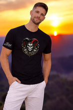 Lade das Bild in den Galerie-Viewer, Harlekin Heart Skull – Duality Edition - Premium Unisex Shirt mit Statement Print &amp; Sleeve Branding
