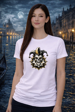 Lade das Bild in den Galerie-Viewer, Harlekin Skull – Chaos Edition - Premium Unisex Shirt mit Statement Print &amp; Sleeve Branding
