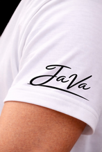 Lade das Bild in den Galerie-Viewer, All In – Triple Ace Edition – Premium Unisex Shirt mit Statement Print &amp; Sleeve Branding

