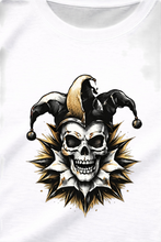 Lade das Bild in den Galerie-Viewer, Harlekin Skull – Chaos Edition - Premium Unisex Shirt mit Statement Print &amp; Sleeve Branding
