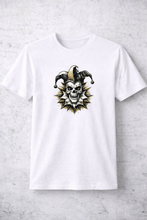Lade das Bild in den Galerie-Viewer, Harlekin Skull – Chaos Edition - Premium Unisex Shirt mit Statement Print &amp; Sleeve Branding
