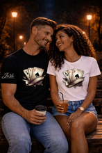 Lade das Bild in den Galerie-Viewer, All In – Triple Ace Edition – Premium Unisex Shirt mit Statement Print &amp; Sleeve Branding
