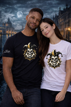 Lade das Bild in den Galerie-Viewer, Harlekin Skull – Chaos Edition - Premium Unisex Shirt mit Statement Print &amp; Sleeve Branding
